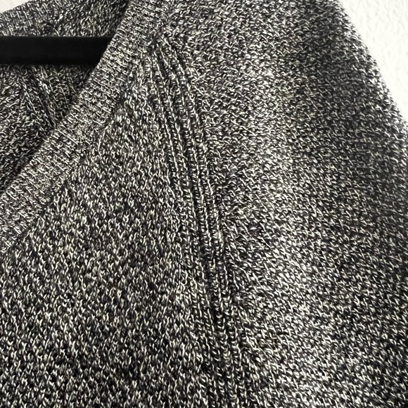 Women’s GAP Long-Sleeve Lightweight V-Neck Sweater SIZE L - PRE-OWNED - Picture 3 of 7